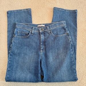 Lee Mom Jeans Classic Fit Straight Leg Light Wash Denim Blue Jeans Petite Size 8